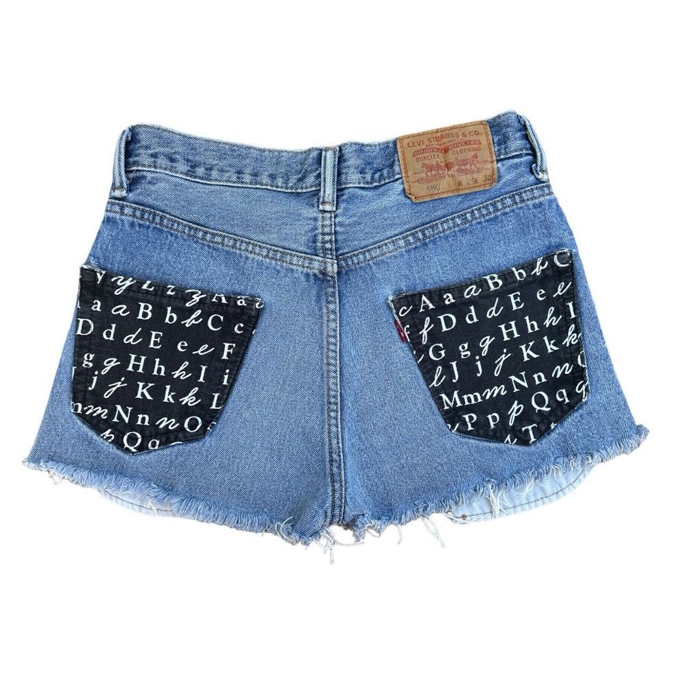 Levi’s 550 Printed Back Pockets Distressed Jean Denim Raw Fringe Shorts Size 29